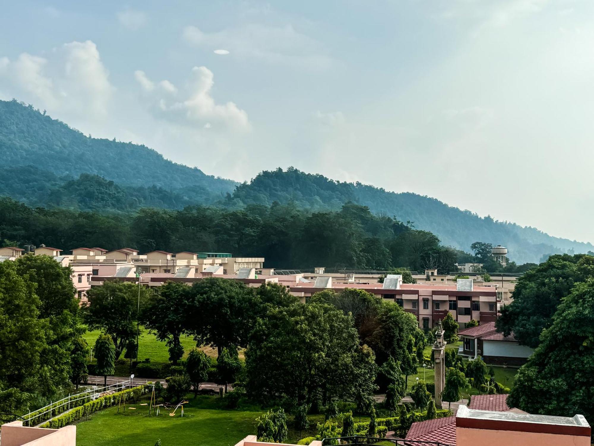 Hotel Nirvana Bliss, Behind Parmarth Niketan Rishīkesh Exteriör bild